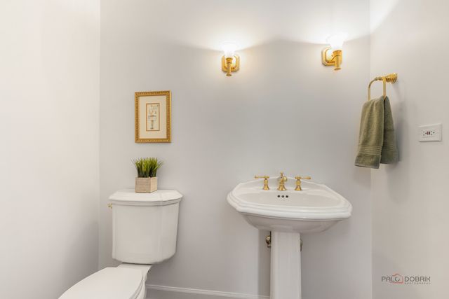 1819 Dunhill Circle, Glenview, IL 60025