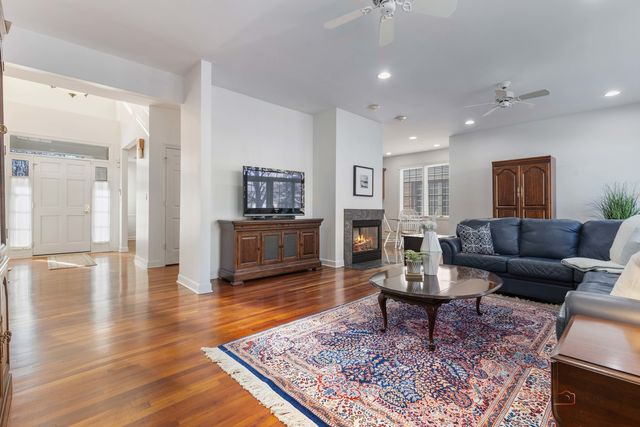 1819 Dunhill Circle, Glenview, IL 60025