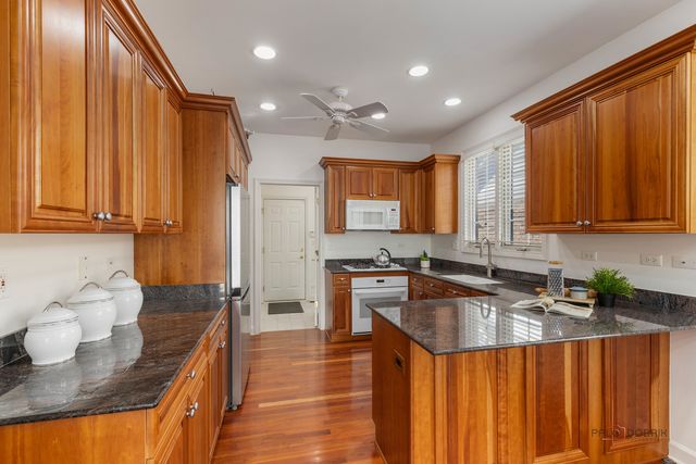 1819 Dunhill Circle, Glenview, IL 60025