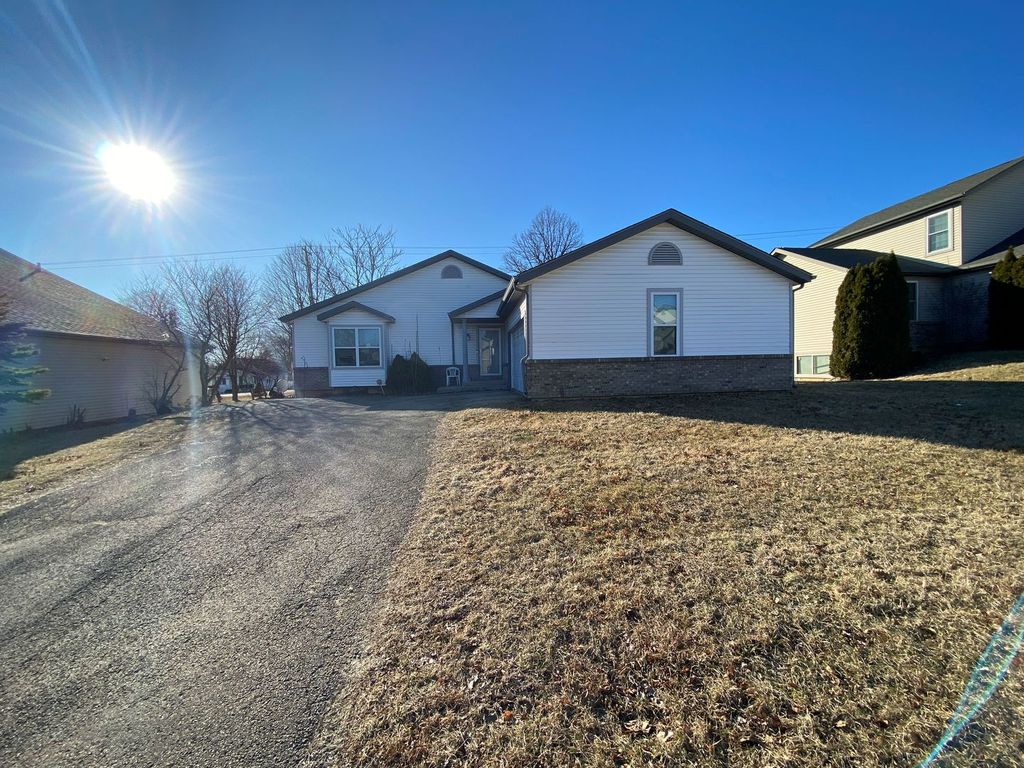 435 Waveland Avenue, Rockford, IL 61102