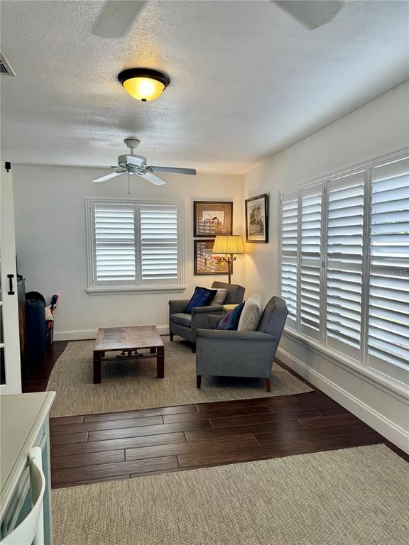 Image 10 of property listing at 3301 W ALLINE AVENUE, Tampa, FL 33611