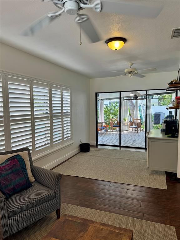 Image 11 of property listing at 3301 W ALLINE AVENUE, Tampa, FL 33611