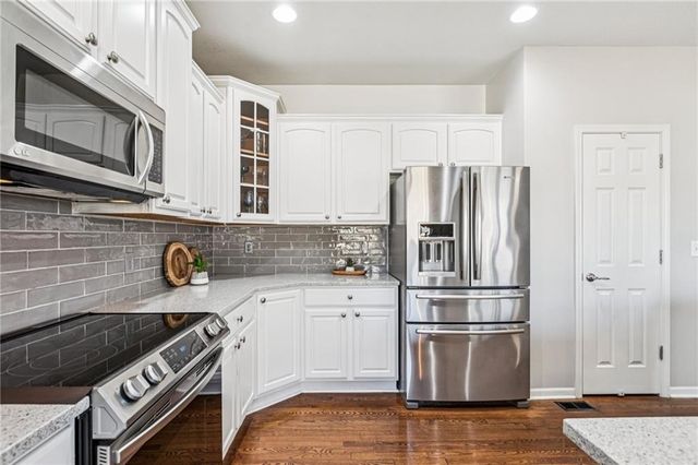 1022 SW Cheshire Drive, Lee's Summit, MO 64083