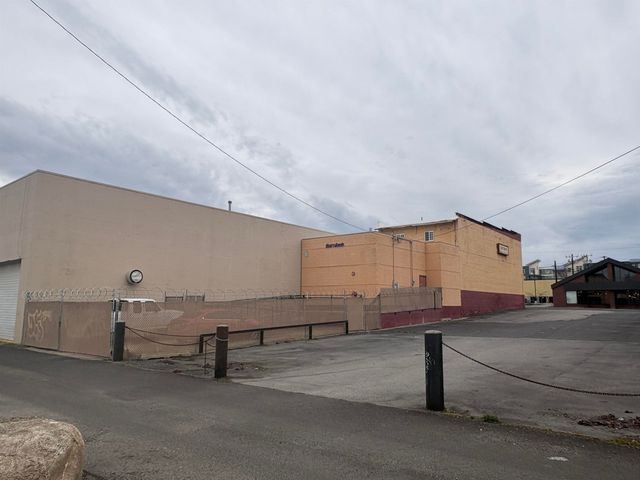 1227 N Division St, Spokane, WA 99202