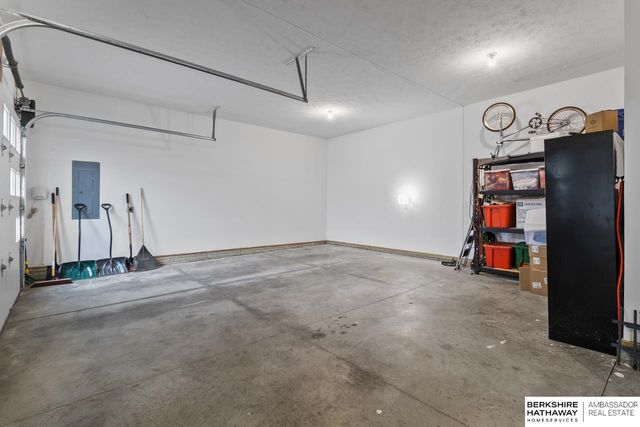 685 N 11th Circle, Springfield, NE 68059