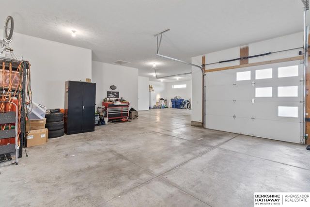 685 N 11th Circle, Springfield, NE 68059