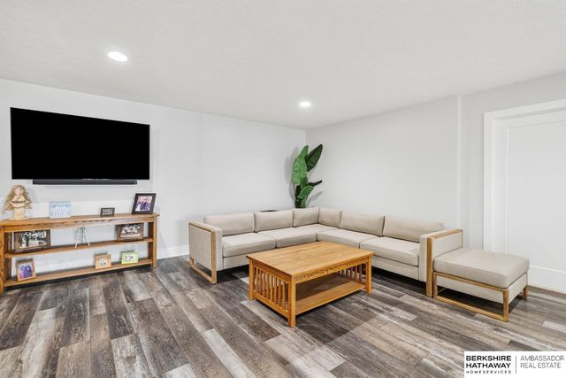 685 N 11th Circle, Springfield, NE 68059
