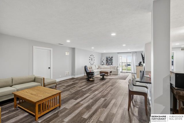 685 N 11th Circle, Springfield, NE 68059