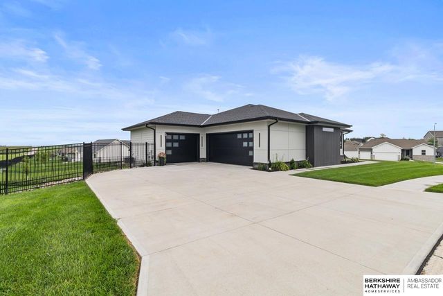 685 N 11th Circle, Springfield, NE 68059