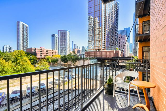 330 N Clinton Street 302, Chicago, IL 60661