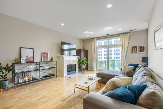 330 N Clinton Street 302, Chicago, IL 60661