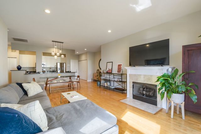 330 N Clinton Street 302, Chicago, IL 60661