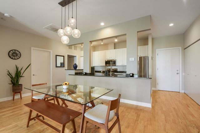 330 N Clinton Street 302, Chicago, IL 60661
