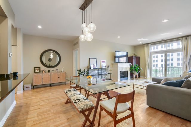 330 N Clinton Street 302, Chicago, IL 60661