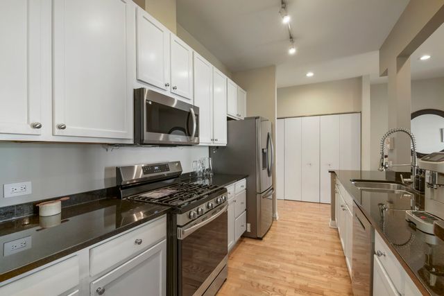 330 N Clinton Street 302, Chicago, IL 60661