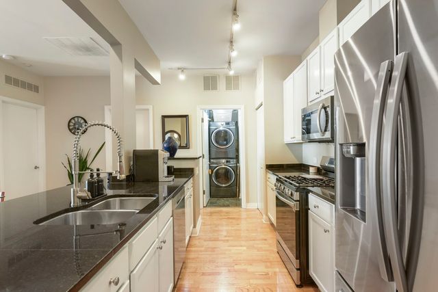 330 N Clinton Street 302, Chicago, IL 60661