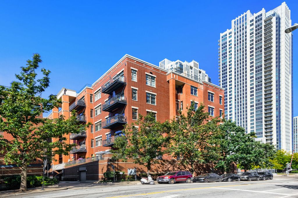 330 N Clinton Street 302, Chicago, IL 60661