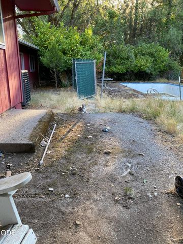 6148 E Evans Creek Road, Rogue River, OR 97537