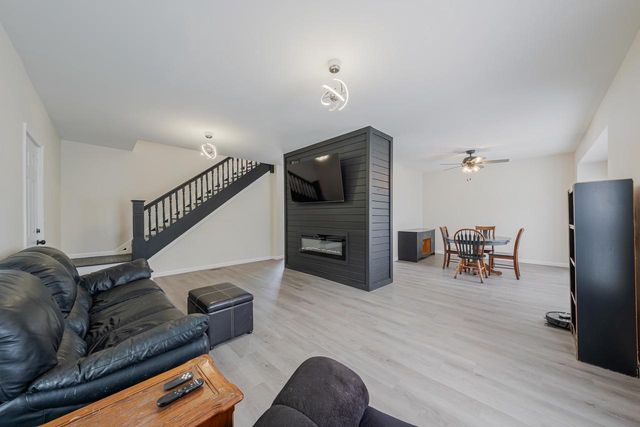 402 E LINCOLN AVENUE, Oshkosh, WI 54901