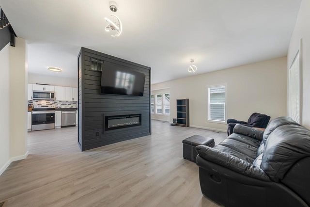 402 E LINCOLN AVENUE, Oshkosh, WI 54901