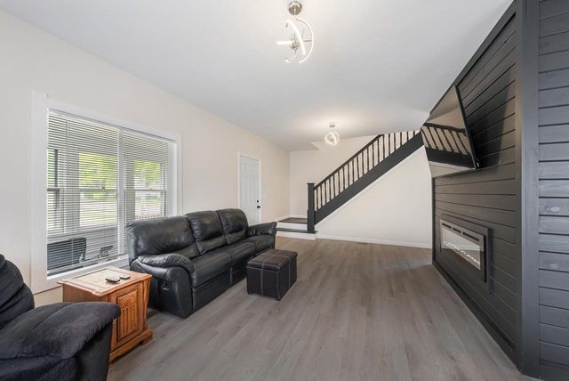 402 E LINCOLN AVENUE, Oshkosh, WI 54901