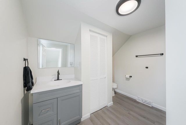 402 E LINCOLN AVENUE, Oshkosh, WI 54901