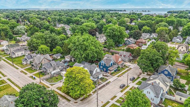 402 E LINCOLN AVENUE, Oshkosh, WI 54901