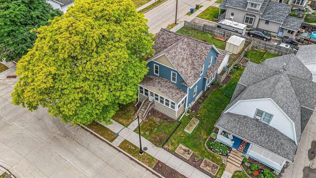 402 E LINCOLN AVENUE, Oshkosh, WI 54901