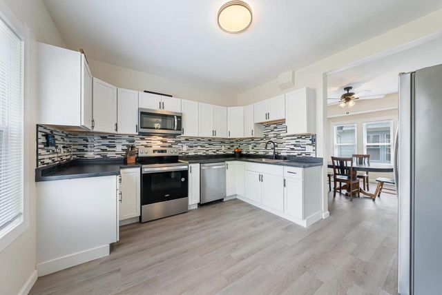 402 E LINCOLN AVENUE, Oshkosh, WI 54901