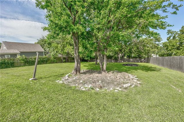 5226 Garner Lane, Merriam, KS 66203