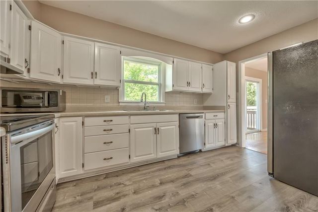 5226 Garner Lane, Merriam, KS 66203