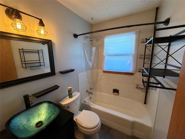 3941 E 26th Street, Des Moines, IA 50317