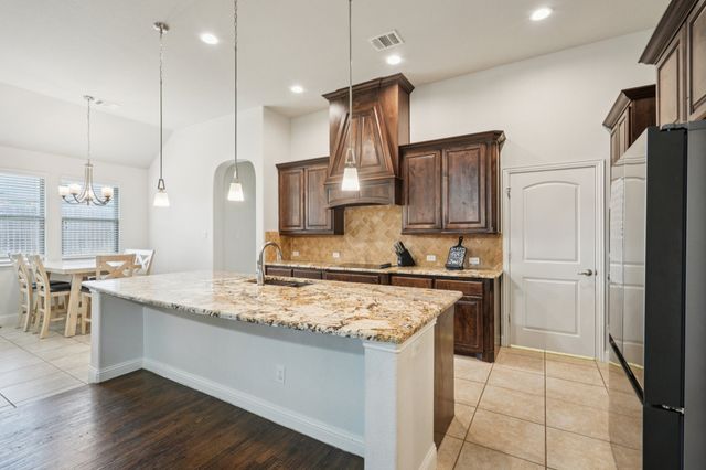 453 Lake Park Drive, Midlothian, TX 76065