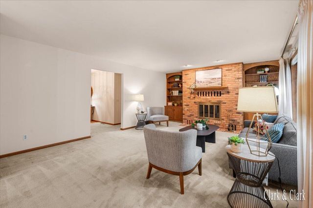 2220 Mission Hills Drive SE, Grand Rapids, MI 49546