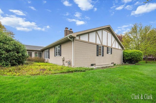 2220 Mission Hills Drive SE, Grand Rapids, MI 49546