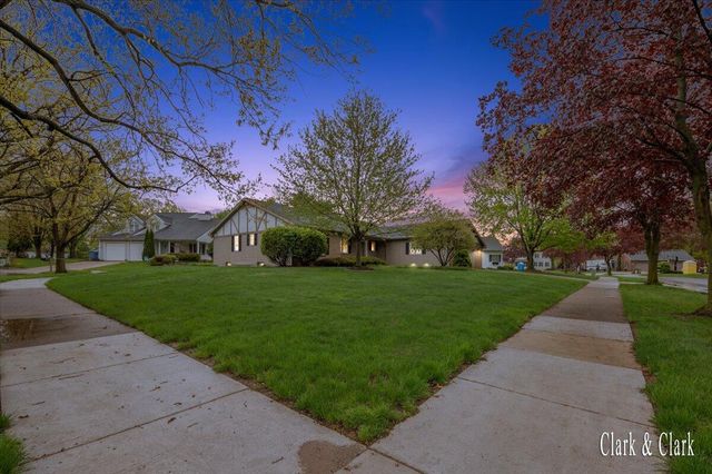 2220 Mission Hills Drive SE, Grand Rapids, MI 49546
