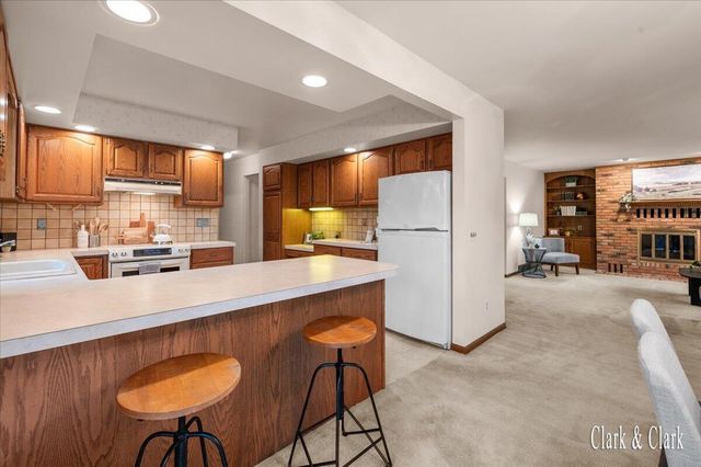 2220 Mission Hills Drive SE, Grand Rapids, MI 49546