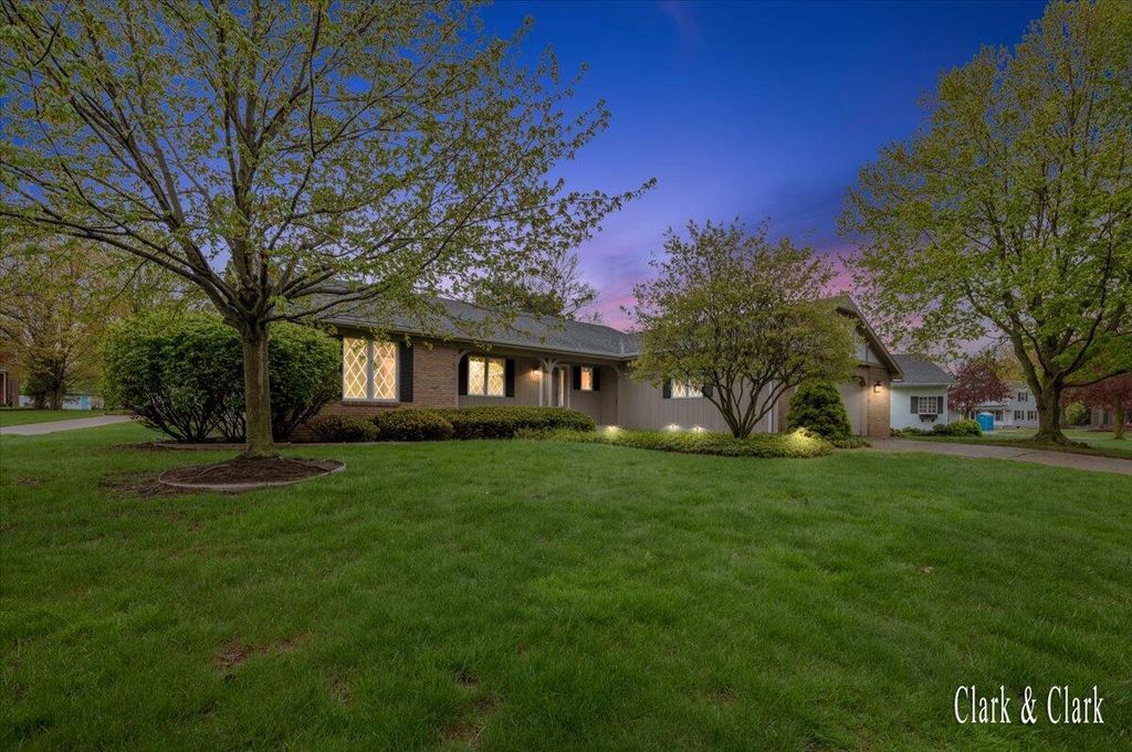 2220 Mission Hills Drive SE, Grand Rapids, MI 49546
