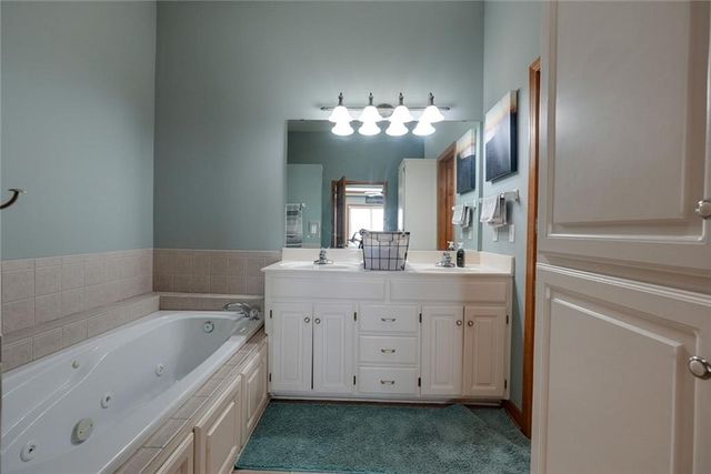 507 Ashurst Court, Lee's Summit, MO 64081