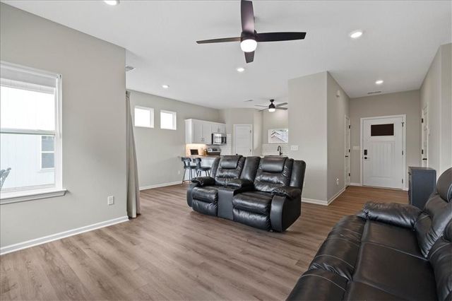 407 NE Sycamore Court, Oak Grove, MO 64075
