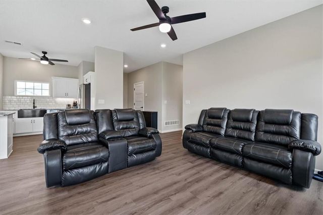 407 NE Sycamore Court, Oak Grove, MO 64075