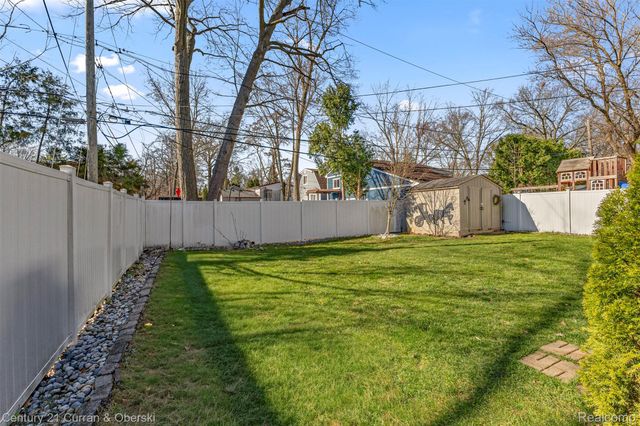 3633 Richmond St, Waterford Charter Township, MI 48328