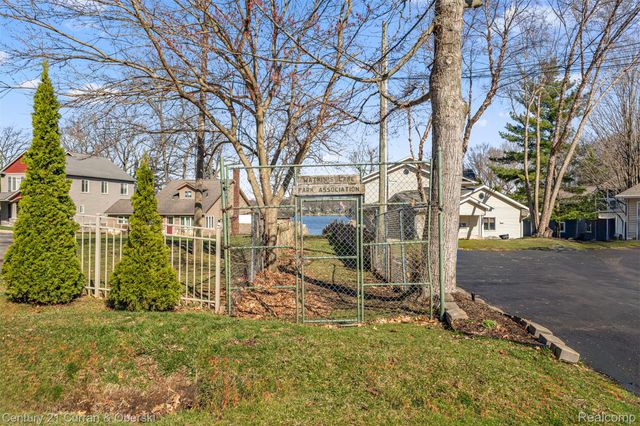 3633 Richmond St, Waterford Charter Township, MI 48328