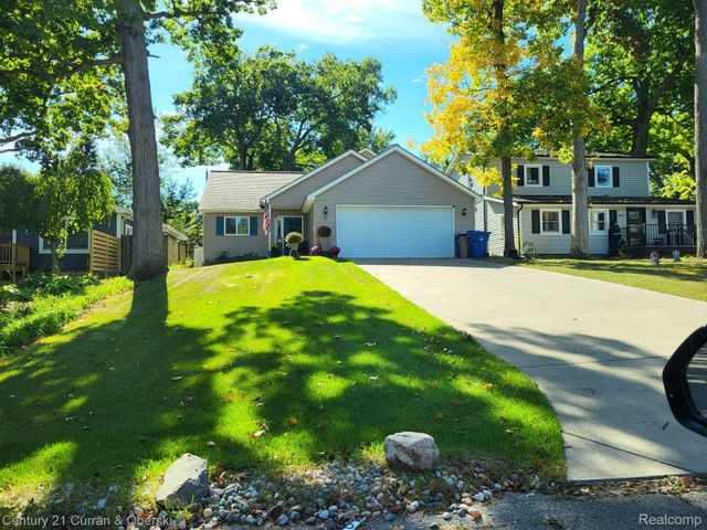3633 Richmond St, Waterford Charter Township, MI 48328