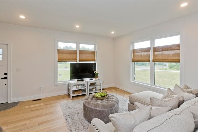 11 Woodland Lane, Belchertown, MA 01007