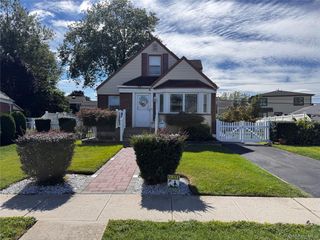 279 S King Street, Elmont, NY 11003