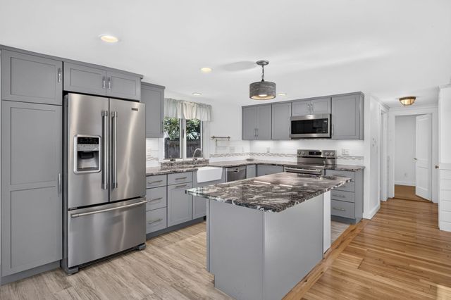 14 Nickerson Street, Falmouth, MA 02536