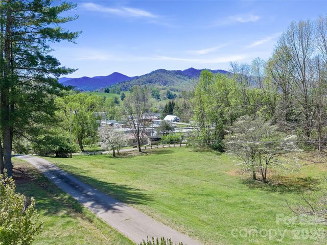 261 Shady Oak Road, Burnsville, NC 28714