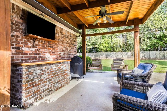 402 Southlake Circle, Youngsville, LA 70592