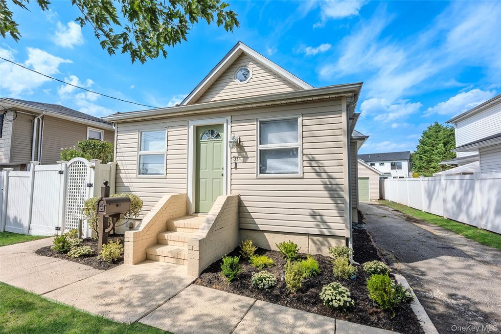 31 Cherry Avenue, Bethpage, NY 11714 — photo 2